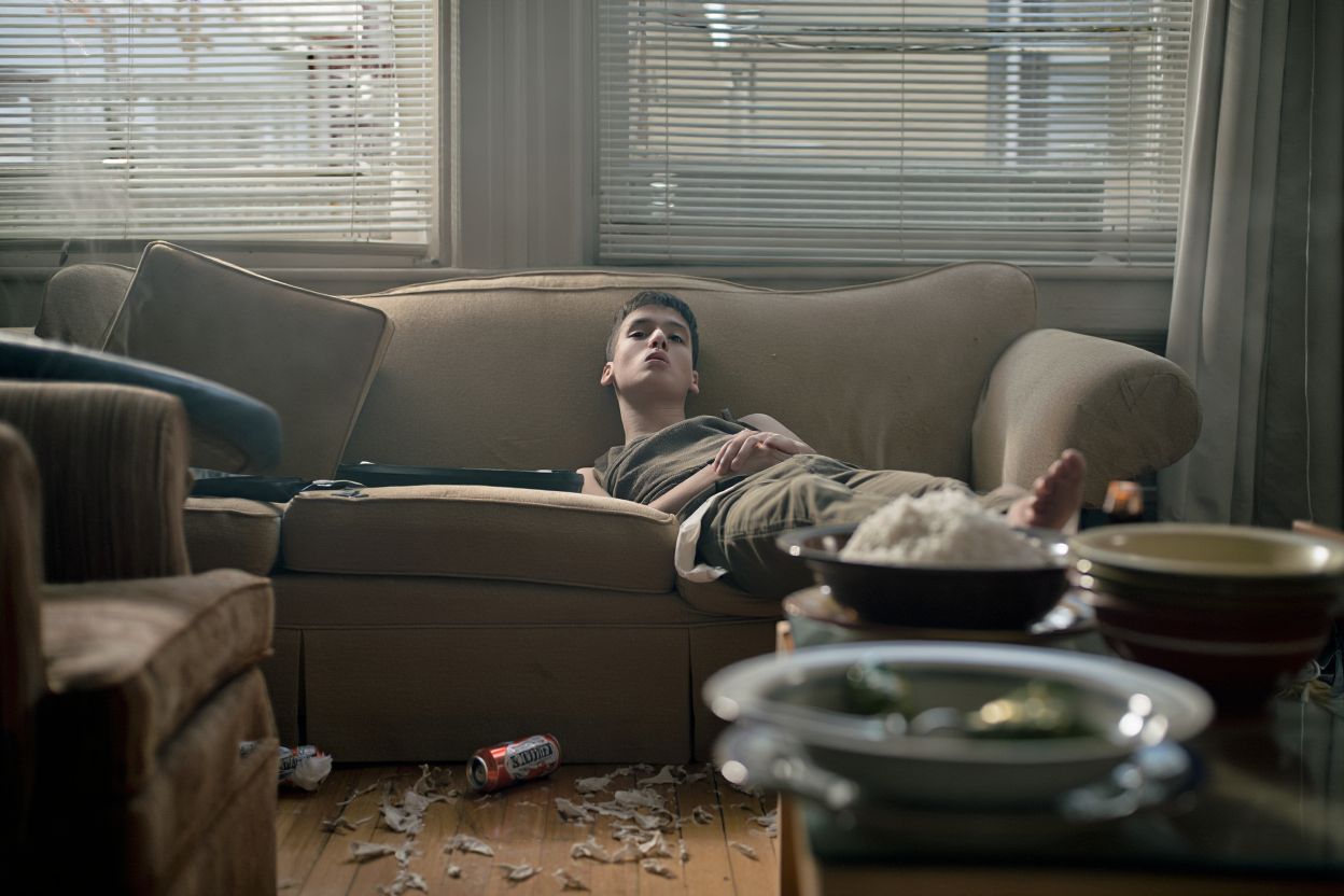 апатичный подрсток в запущенной квартире